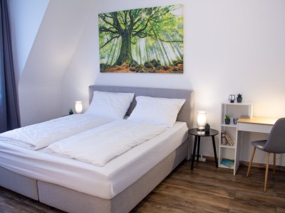 Schlafzimmer unten - Bett - Schreibtisch