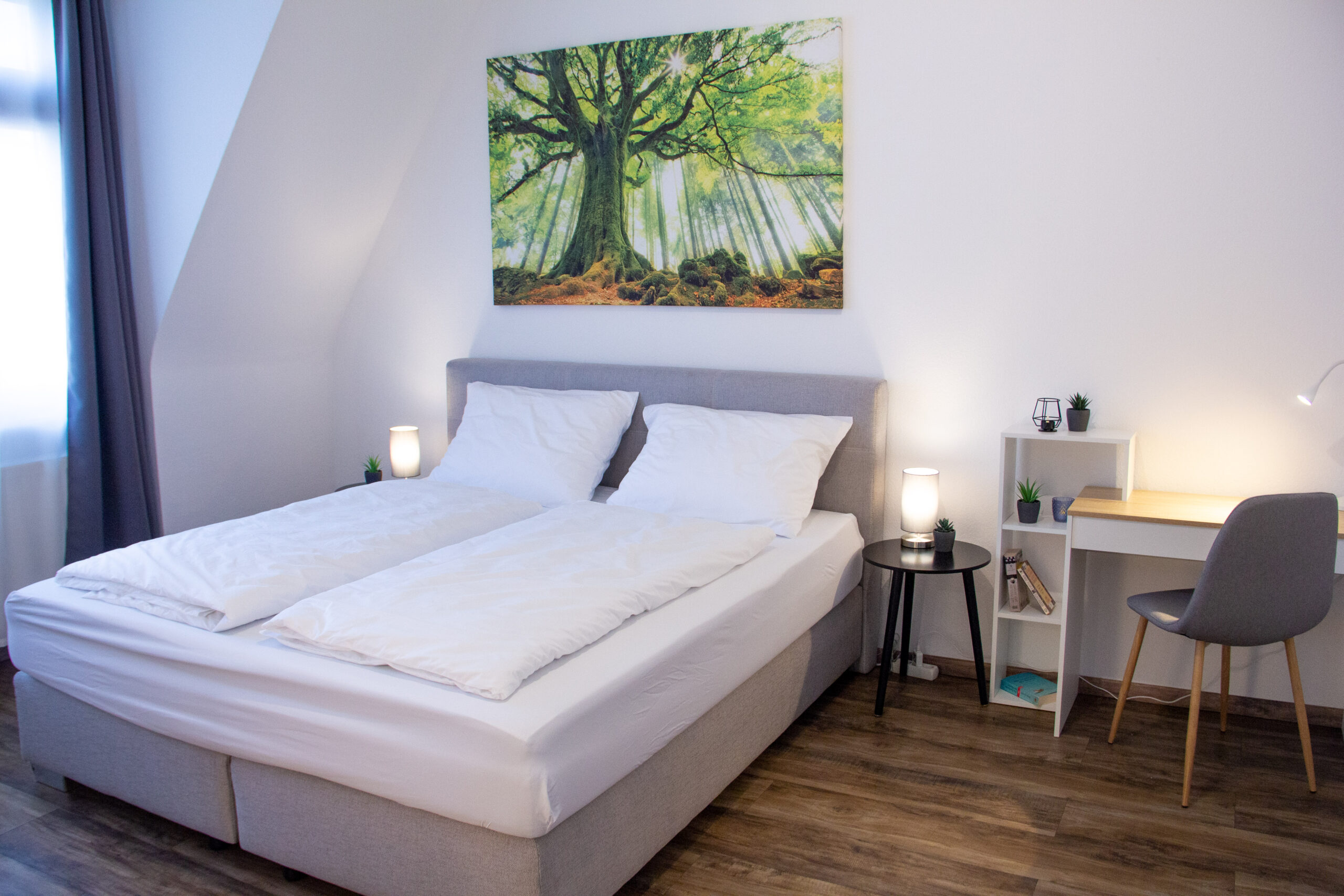 Schlafzimmer unten - Bett - Schreibtisch